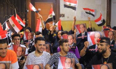 مئات المواطنين أمام مقرات الشهر العقاري بالأزبكية ومصر الجديدة لإجراء توكيلات الرئيس السيسى (صور)