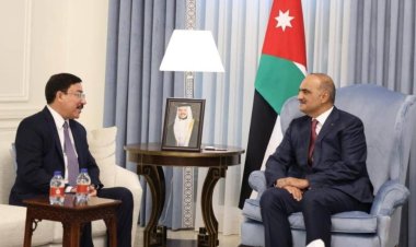 رئيس الوزراء الأردني يلتقي محافظ البنك المركزي العراقي