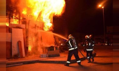 اخماد حريق داخل محل تجارى في العتبة