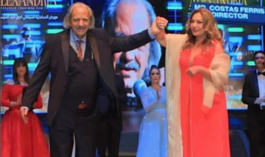 ليلى علوي تُكرم كوستا فيرس وتتحدث معه بالعربية.. والأخير يرد: «أنا من شبرا»