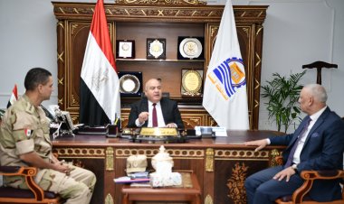 بدء أعمال حفر خط طرد صرف صحي الكوم الأحمر في قنا