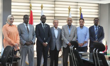 اتحاد الكرة يستقبل وفدًا من الصومال لبحث التعاون الرياضي المشترك