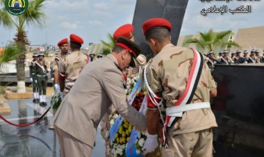 محافظ الإسماعيلية وقائد الجيش الثاني الميداني يضعان إكليلًا من الزهور على النصبِ التذكاريِّ للشهداء