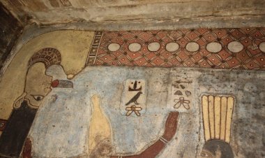 أعمال تنظيف الجزء الأخير  من سقف معبد إسنا تظهر المزيد من ألوانه الأصلية