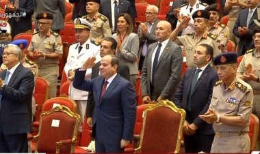 الرئيس السيسي يحيي أبطال معركة رأس العش في حرب أكتوبر المجيدة