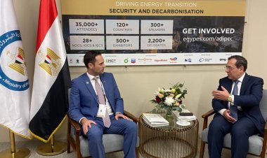 مؤتمر أديبك.. طارق الملا يعقد جلسة مباحثات مع وزير الطاقة والتعدين الكندي