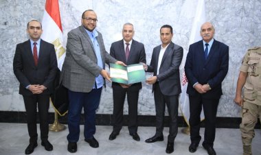 تسليم شيك بقيمة 4 مليون جنيه لتوصيل مياه شرب نظيفة للأسر الأكثر احتياجا في سوهاج