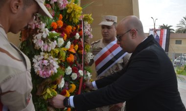 محافظ بني سويف يضع إكليلا من الزهور على النصب التذكاري للشهداء