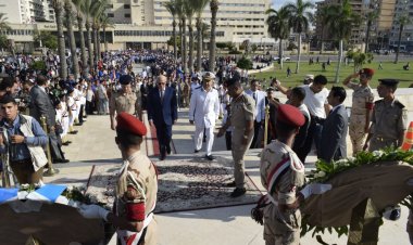 محافظ بورسعيد وقائد الجيش الثاني يضعان إكليلا من الزهور على النصب التذكاري للشهداء