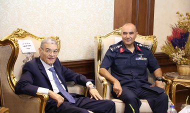 محافظ المنيا يقدم التهنئة لرجال القوات المسلحة بمطار المنيا