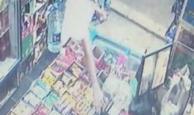 لحظة سرقة هاتف محمول من داخل محل بقالة فى الطالبية