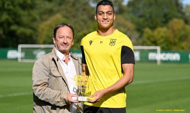مصطفى محمد يتسلم جائزة أفضل لاعب مع نانت عن شهر سبتمبر