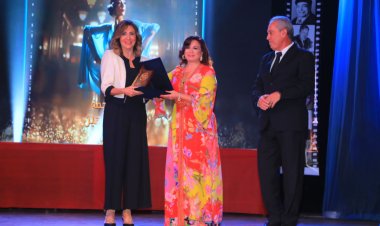 بالصور.. إلهام شاهين تسلم الفائزين جوائز مهرجان الإسكندرية السينمائي الذى تحمل دورته اسمها