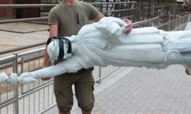 صورة تثير الجدل لتمثال الحرية وهو معصوب العينين (ما القصة ؟)