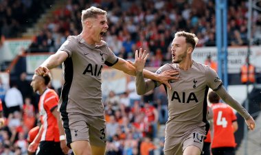 توتنهام بعشرة لاعبين يعبر لوتون تاون ويتصدر الدوري الإنجليزي