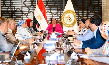 وزيرة البيئة تجتمع مع قيادات الوزارة لتقييم التحديات التي تواجه العمل بمحافظات المنظومة