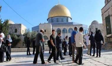 تحت حراسة الشرطة.. مستوطنون متطرفون يقتحمون المسجد الأقصى