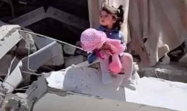 على أنقاض منزلها تحمل عروستها.. «طفلة فلسطينية» تُثير عطف جورجينا