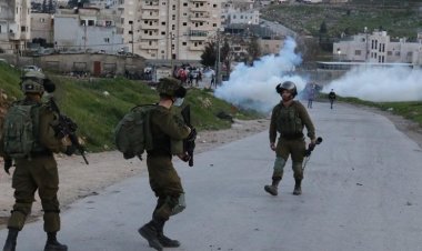 المستوطنون يعتدون على منازل الفلسطينيين جنوب نابلس.. ويقطعون الطريق أمام موكب جنازة