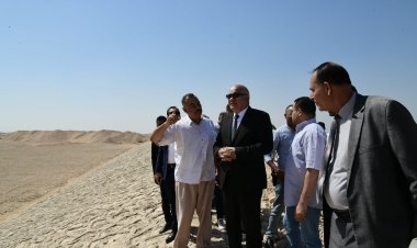 «للإطمئنان على مدى جاهزيتها».. محافظ قنا يتفقد مخرات السيول بقوص