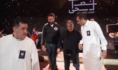 محمد عبده يثير قلق محبيه بعد ظهوره بوزن زائد وصعوبة في الحركة
