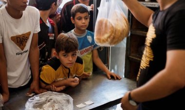 «غزة» تحت حصار جيش الاحتلال.. رحلة شقاء في البحث عن الطعام والشراب