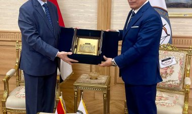 رئيس هيئة النيابة الإدارية يزور النائب العام ويتبادلان الدروع التذكارية