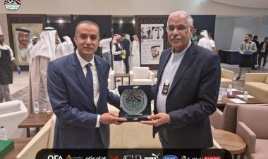 اتحاد الكرة و المتحدة للرياضة يهديان درعا لرئيس الاتحاد الجزائري 