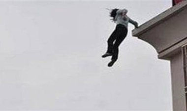 سقوط طالبة من الطابق الرابع بجامعة سوهاج.. ماذا قال أصدقاءها؟