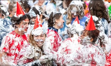 احتفالاً بأول يوم دراسة.. فقاعات الصابون تغطي أوجة الطلاب