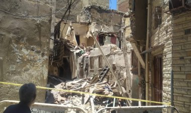 «صادرله قرار إزالة من 13 سنة».. انهيار عقار قديم في الجمرك بالإسكندرية