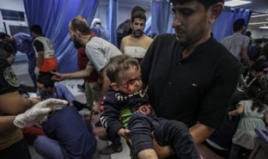 طفل فلسطيني يلّقن شقيقته الصغرى الشهادة بعد إصابتها في غارة إسرائيلية (فيديو)