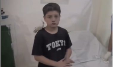 بعد استشهاد أسرته.. «طائر» يلتصق بأكتاف طفل فلسطيني