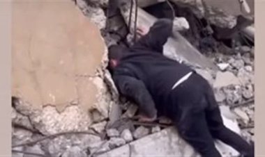 رجل فلسطيني يبحث عن عائلته تحت الأنقاض