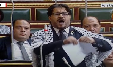 برلماني يمزق اتفاقية كامب ديفيد السلام المصرية الإسرائيلية في الجلسة الطارئة للنواب
