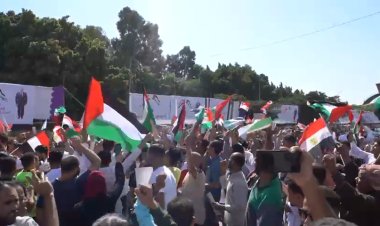 آلاف المصريون يرفعون أعلام فلسطين لدعم القضية والتنديد بحصار غزة.. صور