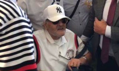 على كرسي متحرك.. ممدوح عباس يدلي بصوته في انتخابات الزمالك