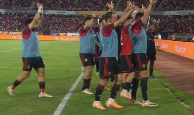 لاعبو الأهلي يرفعون إشارات النصر دعمًا لفلسطين أمام سيمبا التنزاني