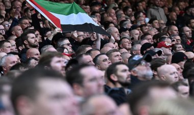 جماهير ليفربول تدعم فلسطين خلال مباراة إيفرتون | صور