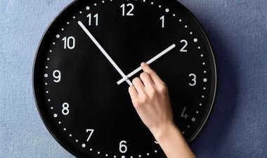 طريقة ضبط الساعة بعد تطبيق التوقيت الشتوي 2023؟