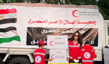 زينة مع أولادها في زيارة الهلال المصري تزامناً مع مرور الشاحنات لغزة (صور)