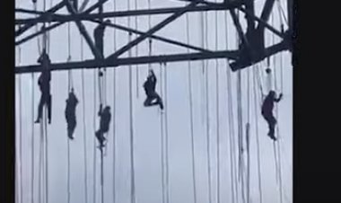 على ارتفاع 500 قدم.. فيديو يُثير الجدل لمجموعة من العمال العالقين في الهواء