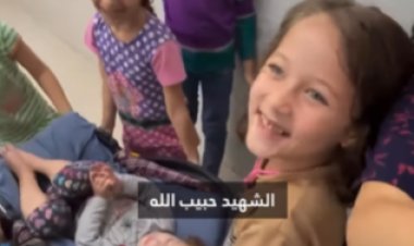 4 فتيات يحملن طفلاً:«الشهيد حبيب الله»..  ويؤكدن مُبتسمين:«إحنا بنلعب»