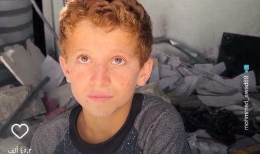 «هذا محل أبي» .. طفل يرفض ترك محل أبيه بعد قصفه في غزة