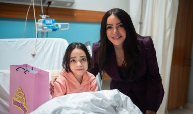 بتوزيع الهدايا والالعاب.. إنجي علاء في زيارة دعم لأطفال مستشفى الناس