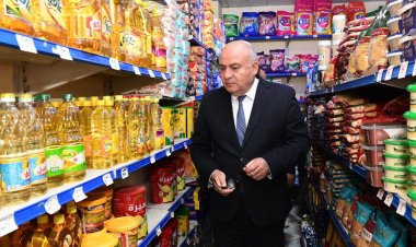 محافظ قنا يتفقد عدد من المحال التجارية بأبوتشت لتطبيق مبادرة تخفيض الأسعار