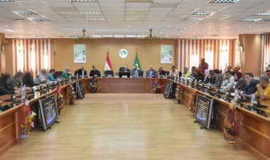 محافظ الشرقية يكلف بتوفير وحدات سكنية ومساعدات فورية للأسر الأولى بالرعاية خلال اللقاء الأسبوعى