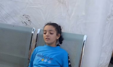 طفلة تودع والدتها بكلمات مؤثرة: «هذه أمي بعرفها من شعرها»