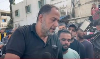 فلسطيني يوزع الحلوى داخل مجمع الشفاء بغزة (فيديو)
