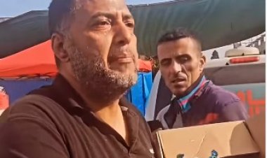 أب فلسطيني يوزع حلوى على الجميع للاحتفال باستشهاد أبنائه